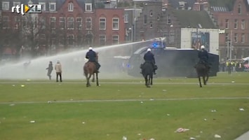 RTL Nieuws ME veegt scholieren van Museumplein