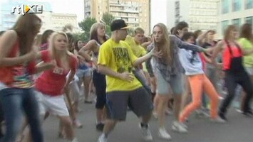 RTL Nieuws Russische tieners doen flashmob Gangnamstyle