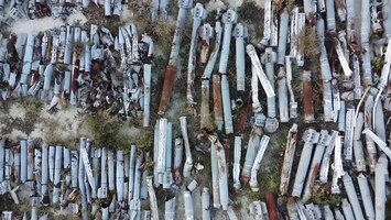 Dronebeelden laten gigantisch 'rakettenkerkhof' in Oekraïne zien