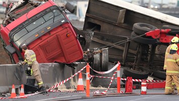 RTL Nieuws Vrachtwagen stort 20 meter van viaduct