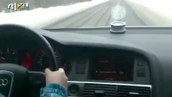RTL Nieuws Meisje van acht rijdt snoeihard auto op gladde weg