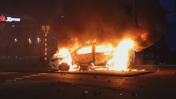Politieauto's in brand gestoken bij rellen in Den Haag