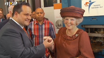 RTL Nieuws Koningin Beatrix slaat eerste digitale munt