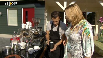 Koffietijd Barista Yakup maakt de perfecte cappuccino