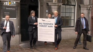 Editie NL Wilders biedt pamflet aan