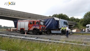 RTL Nieuws Vrachtwagen botst tegen viaduct op A50
