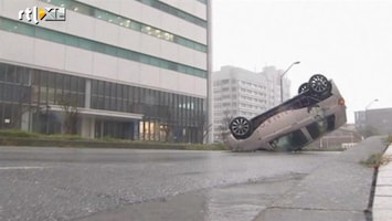 RTL Nieuws Orkaan sleurt auto's mee in Japan