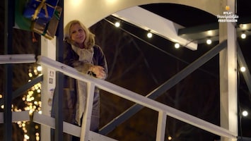 RTL 4's Onvergetelijke Feestdagen Loretta Schrijver steekt hartsvriendin hart onder de riem voor zware operatie
