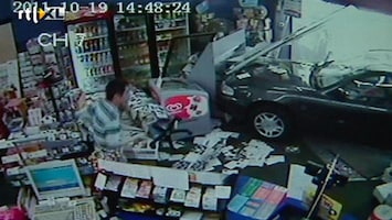 RTL Nieuws Auto ramt winkelpui en mist baby