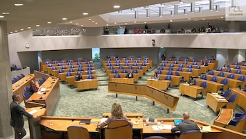 Toeslagenouders zingen 'Duurt te lang' op tribune Tweede Kamer