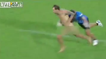 RTL Nieuws Rugbycoach tackelt streaker