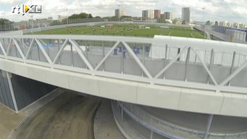 RTL Nieuws Voetbal op grote hoogte boven de parkeergarage