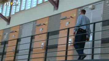 RTL Nieuws Gevangenissen moeten 100 miljoen bezuinigen