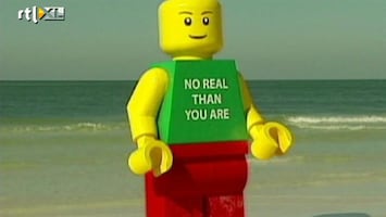 RTL Nieuws Enorme Lego-pop spoelt aan op strand