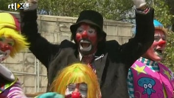 RTL Nieuws Mexicaanse clowns lachen voor de vrede