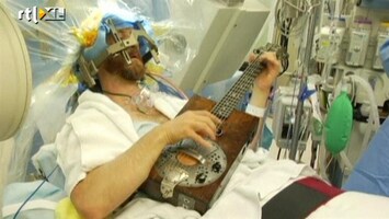 RTL Nieuws Man speelt gitaar tijdens hersenoperatie