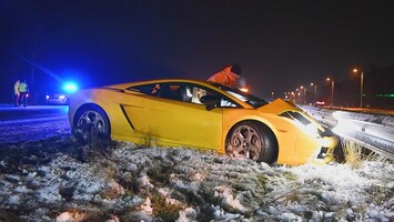 Lamborghini van ruim 2 ton knalt tegen de vangrail bij Eersel