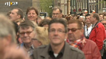 RTL Nieuws Duizenden mensen in de rij voor de Nieuwe Kerk