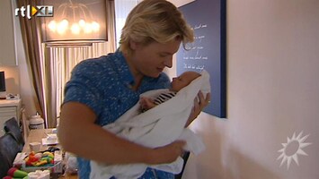 RTL Boulevard Op babybezoek bij Thomas Berge