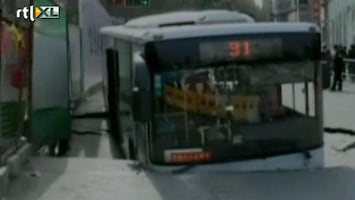 RTL Nieuws Bus rijdt ondergronds metrostation in