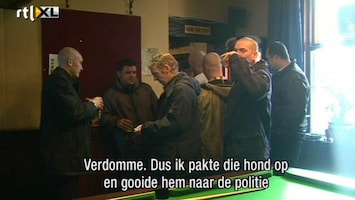 Voetbalhooligans Gooien met een politiehond