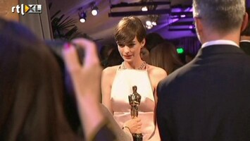 Editie NL Tepels Anne Hathaway actief op Twitter