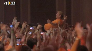 RTL Nieuws Medaillewinnaars crowdsurfen in HHH