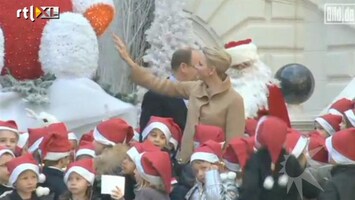 RTL Boulevard Royals delen kerstcadeau's uit