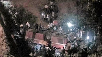 RTL Nieuws Bus stort van brug in Vietnam: 34 doden