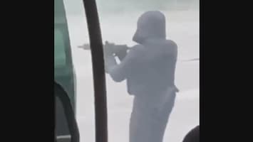 Ooggetuigen filmen zwaarbewapende criminelen op Franse snelweg