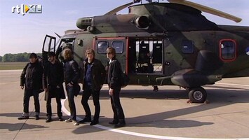 RTL Nieuws Moke en Waylon per heli het land door