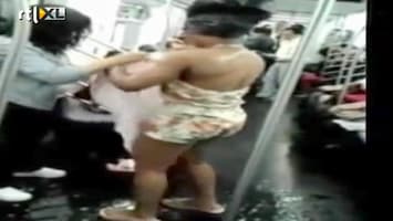 Editie NL Bah! meisje plast en doucht in metro