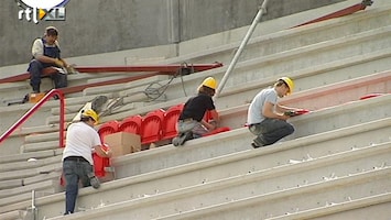 RTL Nieuws Fans helpen Twente met opbouw stadion