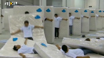 RTL Nieuws Chinezen breken wereldrecord menselijk domino met matrassen