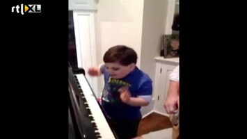 Editie NL Autistisch jongetje piano-talent