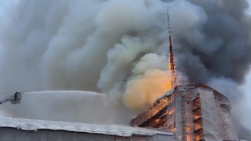 In beeld: verwoestende brand historisch beursgebouw Kopenhagen