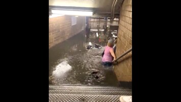 Waterval in metro en nat tot aan heupen: New York staat blank  