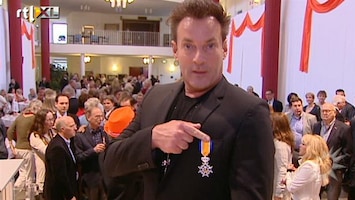 RTL Boulevard Gerard Joling ontvangt lintje