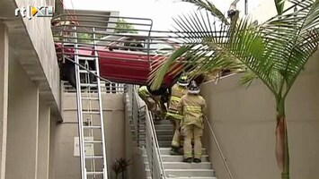 RTL Nieuws Man rijdt van parkeerdek ander gebouw in