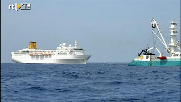 RTL Nieuws Vissersboot neemt cruiseschip op sleeptouw