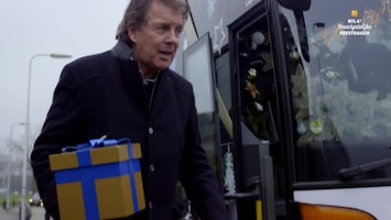 RTL 4's Onvergetelijke Feestdagen Robert ten Brink laat Tineke de 'All You Need Is Love'-bus besturen