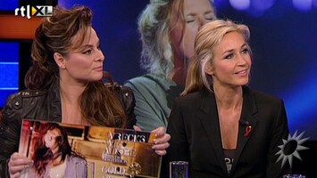RTL Boulevard Wendy en Trijntje aan de desk voor The Voice