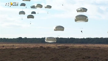 RTL Nieuws Duizenden parachutisten landen op Ginkelse Heide