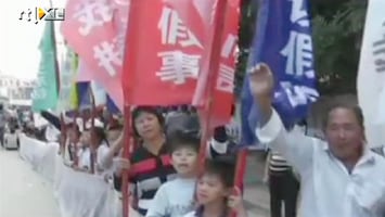 RTL Nieuws Boeren China jagen autoriteiten dorp uit