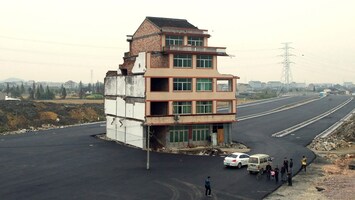 RTL Nieuws Chinezen leggen weg letterlijk rond huis aan