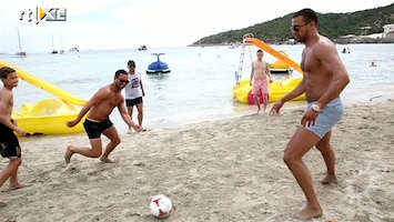 RTL Boulevard Badr trapt een balletje op het strand