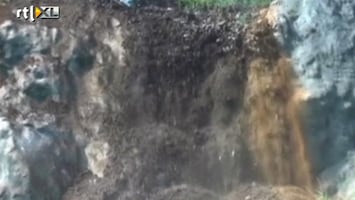 RTL Nieuws Een 'waterval' van aarde en puin
