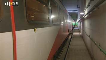 RTL Z Nieuws In Rotterdam 300 treinreizigers uit kapotte Fyra-trein gehaald