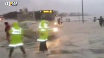 RTL Nieuws Auto duikt op uit schuimzee in Australië