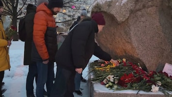 In beeld: verdrietige Russen leggen bloemen neer voor Navalny